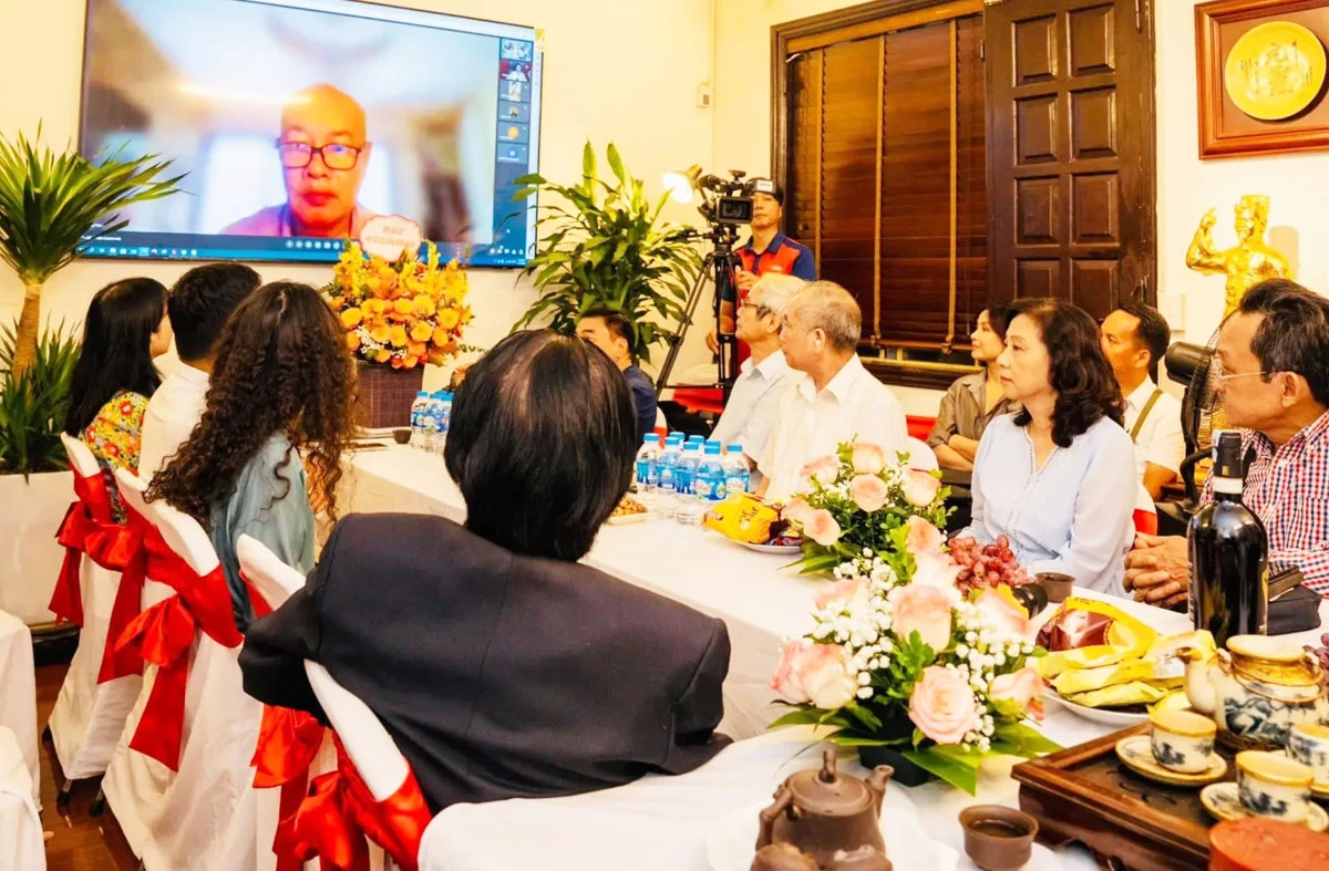 Lập thu gợi nhớ nghĩa tình...